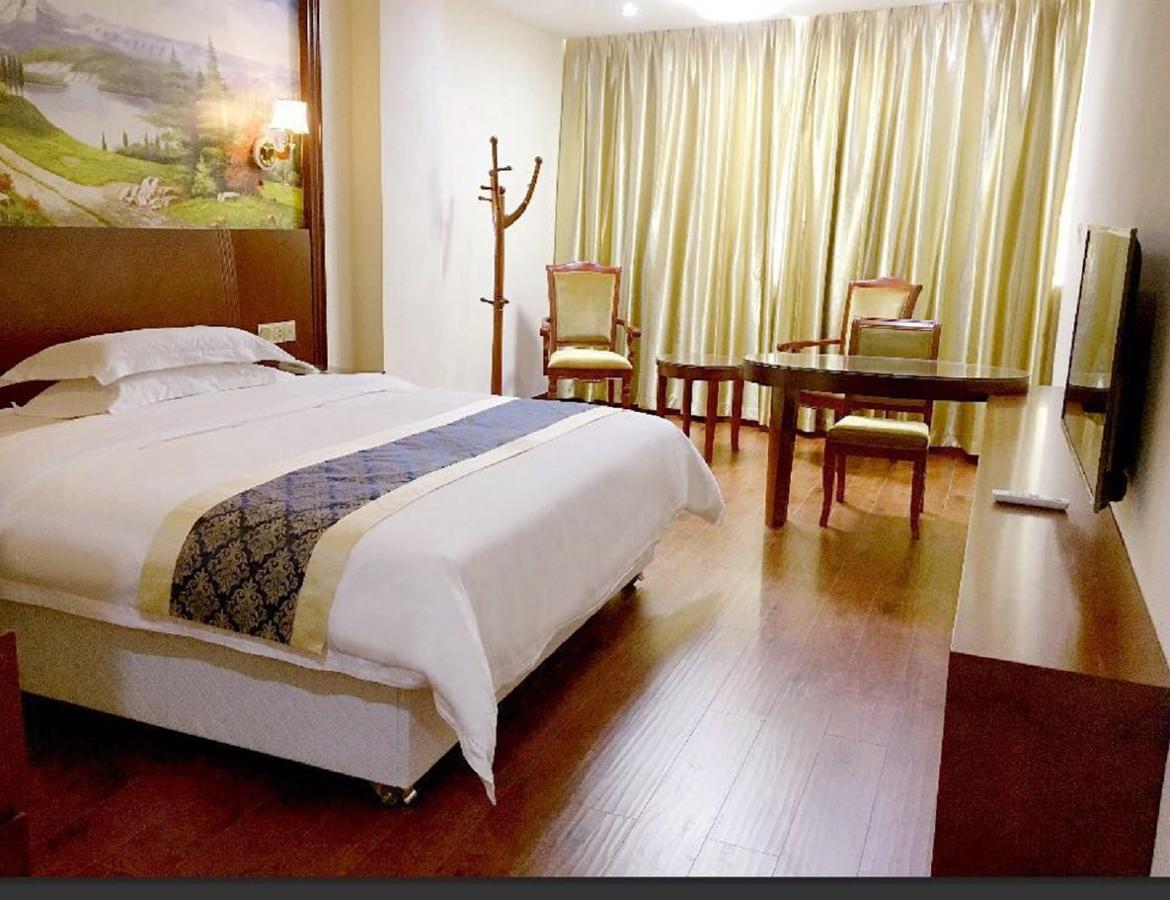 Longhui Business Hotel Хуижоу Екстериор снимка