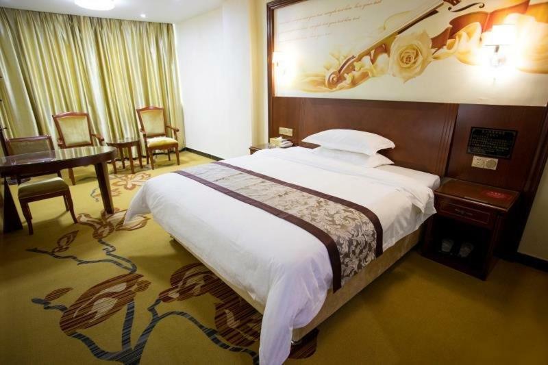 Longhui Business Hotel Хуижоу Екстериор снимка