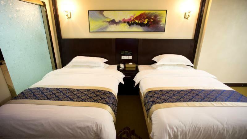 Longhui Business Hotel Хуижоу Екстериор снимка
